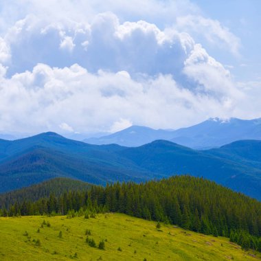 Geniş yeşil dağ vadisi Mavi bulutlu gökyüzünün altında