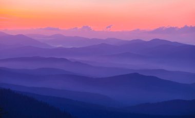 Dağ sırtı silueti alacakaranlıkta sisli