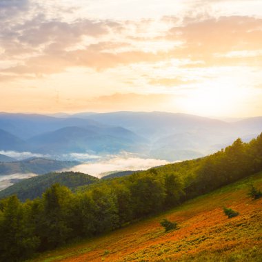 Dağ vadisi dramatik günbatımında