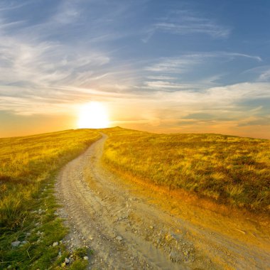 Dağ vadisi dramatik günbatımında