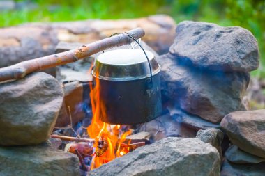 Yakın çekim turistik kazan yangında, yaz gezisi sahnesinde