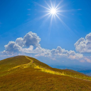 Işıldayan güneşin altında tek başına tepeye çık