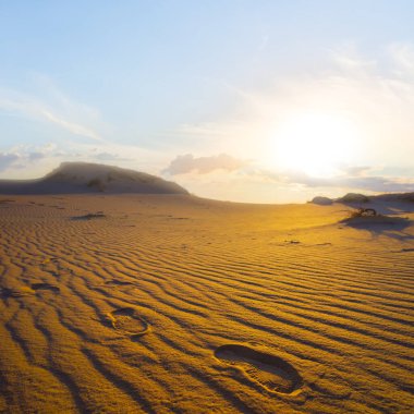 gün batımında geniş Kum Çölü