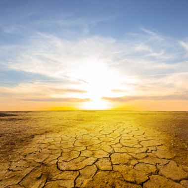 Kuru toprak dramatik günbatımında çatladı.