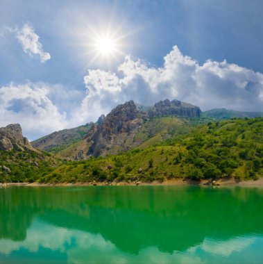 Zümrüt Gölü Yeşil Dağ Vadisi Yazın güneşli gününde