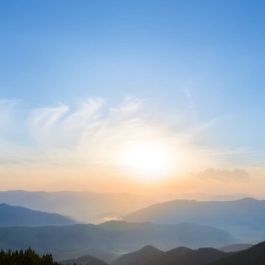 Dağ sırtı silueti Sabahın erken saatlerinde mavi sisli