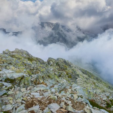 Yoğun sis ve bulutlarda dağ zinciri