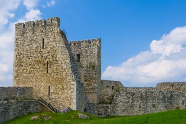 Green Hill 'deki eski ortaçağ yıkılmış kale kulesi.