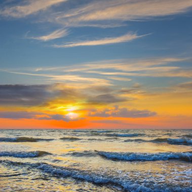 Sakin deniz koyunda dramatik günbatımında