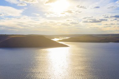 Gün batımında yüksek sahilden geniş nehre manzara