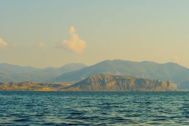 Zümrüt sakin deniz koyunda Aydınlık bir günde
