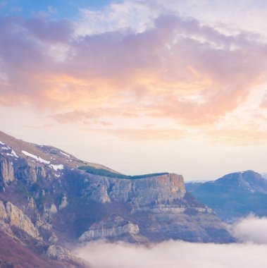 dağ sırtı mavi bir bulutlu gökyüzü altında