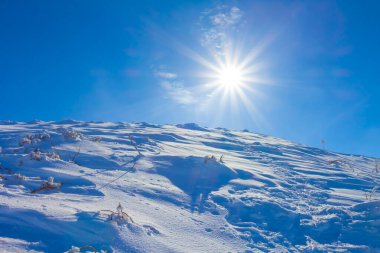 güneşli bir gün, bir karda dağ sırtı