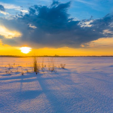 Kış grubunu düz dramatik batımında