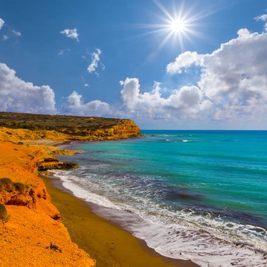 Güneşli bir günde kumsallı zümrüt deniz koyunda