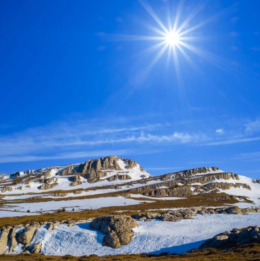 Kış karlı dağ sırtı Işıl ışıl güneşin altında