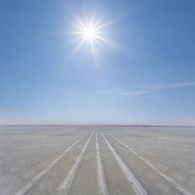 Kış mevsimsel açık hava manzarası, pırıl pırıl güneş ışığı altında donmuş kar altında.