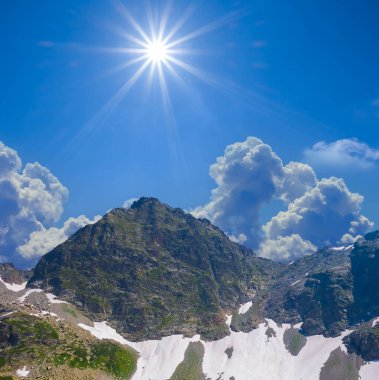 Karda dağ zinciri Parlak güneşli bir günde, Güzel dağ yolculuğu sahnesi