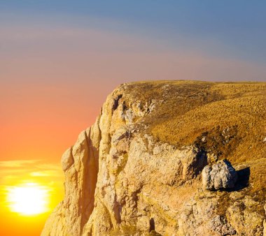 Dramatik gün batımında kayalık kayalıklara yakın