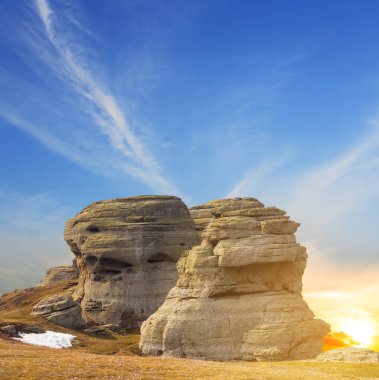 Dramatik gün batımında kayalık kayalıklara yakın