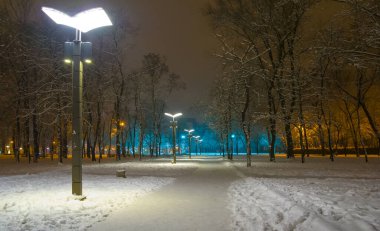 Gece kasabasında kışa bağlı cadde