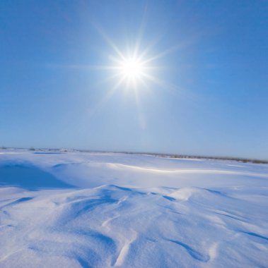 Geniş karlı ovalarda güneşli kış günlerinde