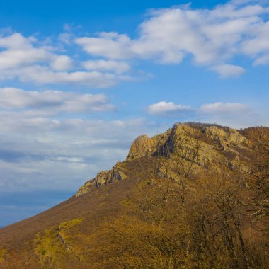 Yalnız dağ tepesi mavi gökyüzü arka planında