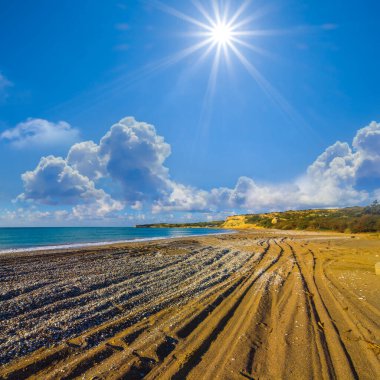 Güneşli bir günde geniş kumlu sahili olan zümrüt deniz koyunda