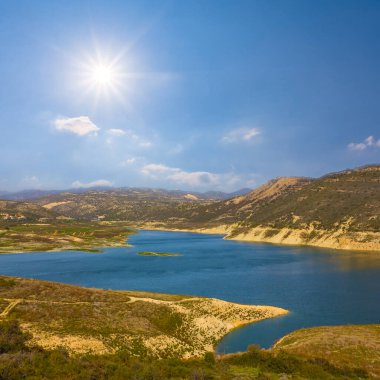 Güneşli günde Dağ Vadisi 'nde büyük bir göl