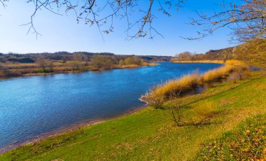 Sahilde ormanı olan bir kanyonda mavi bir nehir. 