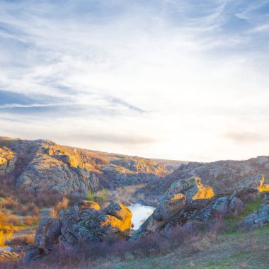Sabahın erken saatlerinde Stony Mountain Kanyonu 'ndaki nehir.