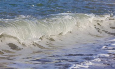 Dalgalarla zümrüt deniz kıyısına yaklaş
