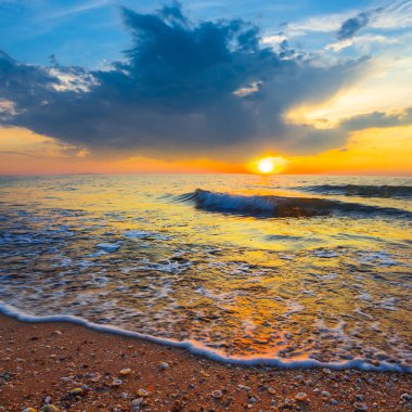 Sakin deniz koyunda dramatik günbatımında