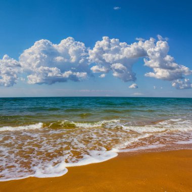 Parlak yaz gününde kumlu zümrüt deniz koyunda