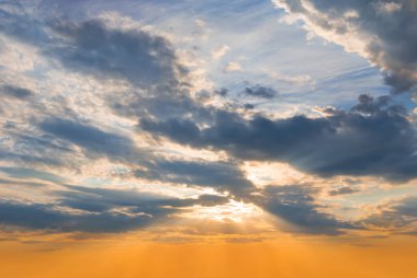 Mavi bulutlu arkaplanda dramatik gün batımı