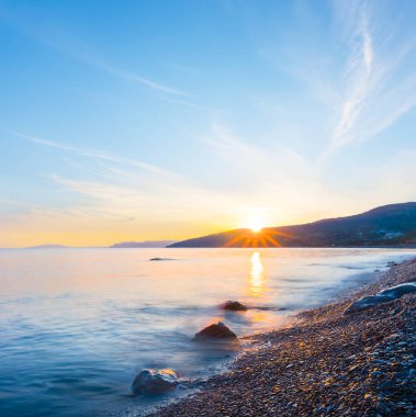 Gün batımında taşlı sahil kıyısı