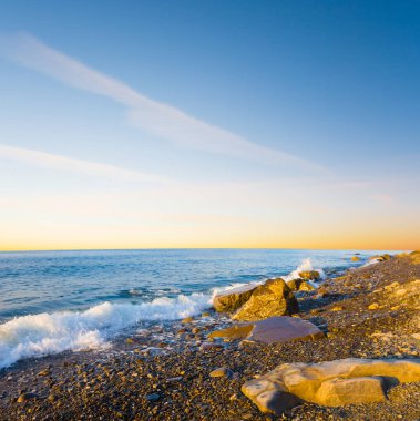 Gün batımında taşlı sahil kıyısı