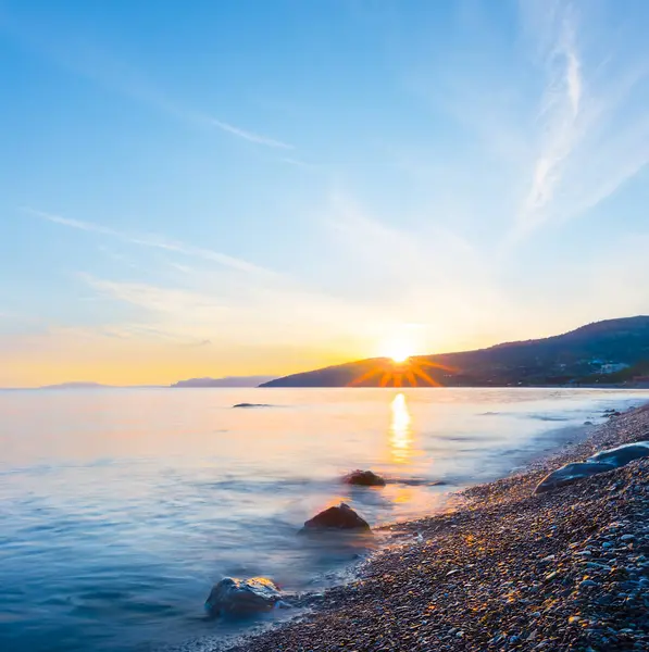Gün batımında taşlı sahil kıyısı