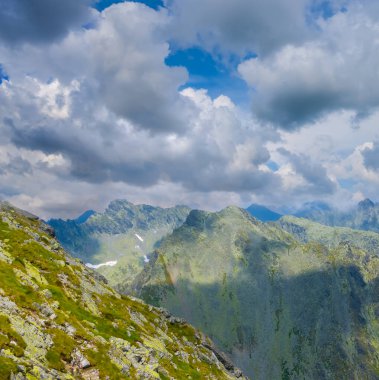 Yazın yeşil dağ sırtı Yoğun bulutlarda