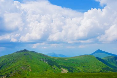 Yoğun sis ve bulutlarda yeşil dağ zincirleri