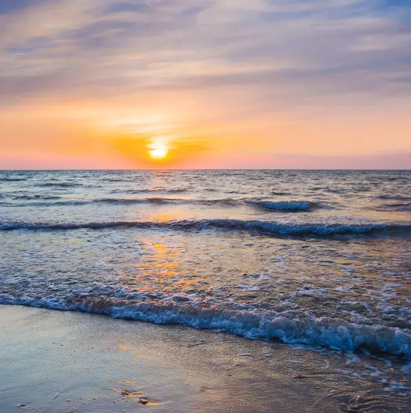 Sakin deniz koyunda dramatik günbatımında