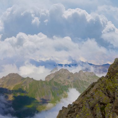 Yoğun sis ve bulutlarda dağ zincirleri, yaz gezisi sahnesi
