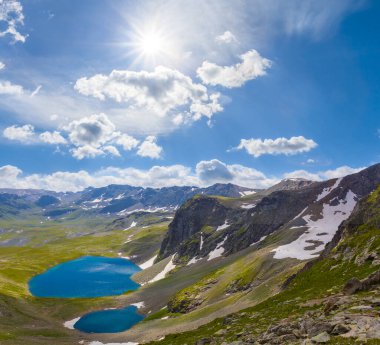 Küçük zümrüt göl yeşil dağ vadisinde güneşli yaz gününde