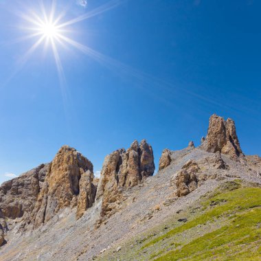 Güneşli yaz gününde güzel dağ sırtı