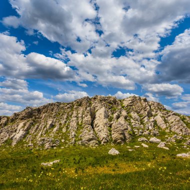 Güzel yeşil dağ omurgası Mavi bulutlu gökyüzünün altında