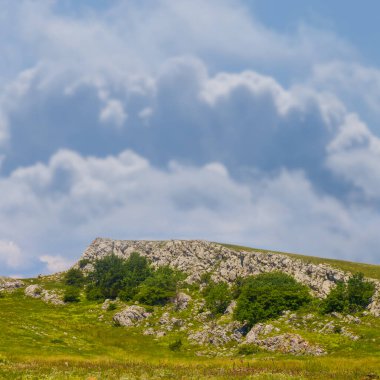 Güzel yeşil dağ omurgası Mavi bulutlu gökyüzünün altında