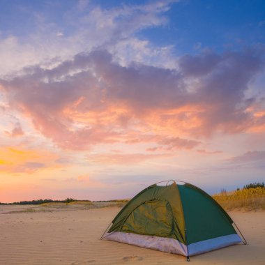 Kapalı küçük turistik çadır Alacakaranlık 'taki kumlu çölde kalır