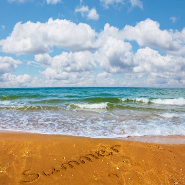 Geniş kumlu deniz plajı. Yaz tatili sahnesi, bulutlu bir gökyüzünün altında, kumların üstünde.