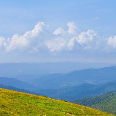 Güzel yeşil dağ omurgası Mavi bulutlu gökyüzünün altında
