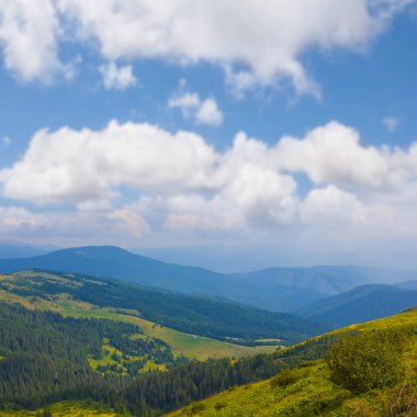 Güzel yeşil dağ omurgası Mavi bulutlu gökyüzünün altında